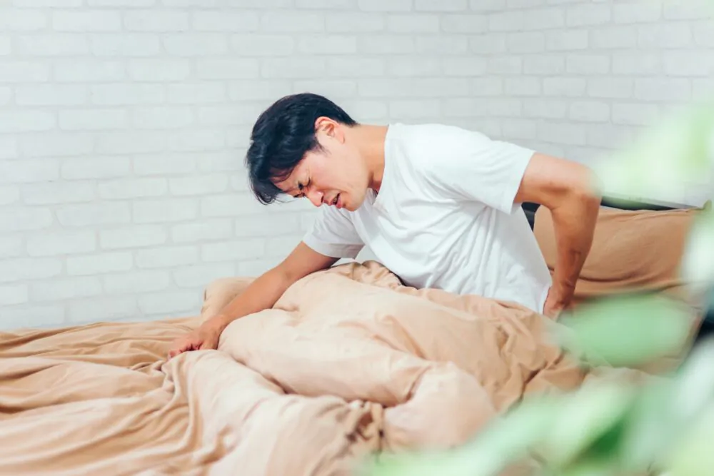 寝れないのは坐骨神経痛が原因？夜に腰痛が強くなる理由とおすすめの寝方